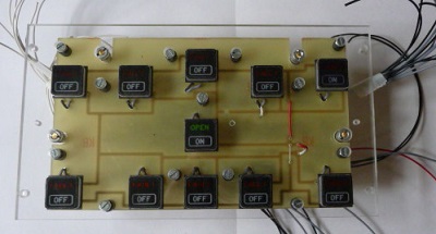 Les korry, guidés par la contre-face, en appui sur les poussoirs soudés sur le pcb